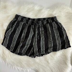 Universal Thread women’s striped elastic flowy shorts size medium